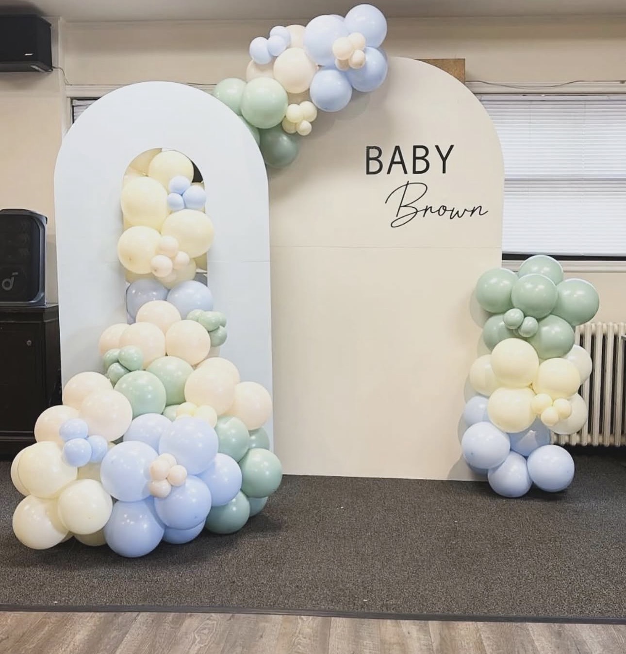 PartywithMY double-arch Baby Brown backdrop with blue, green and cream balloons